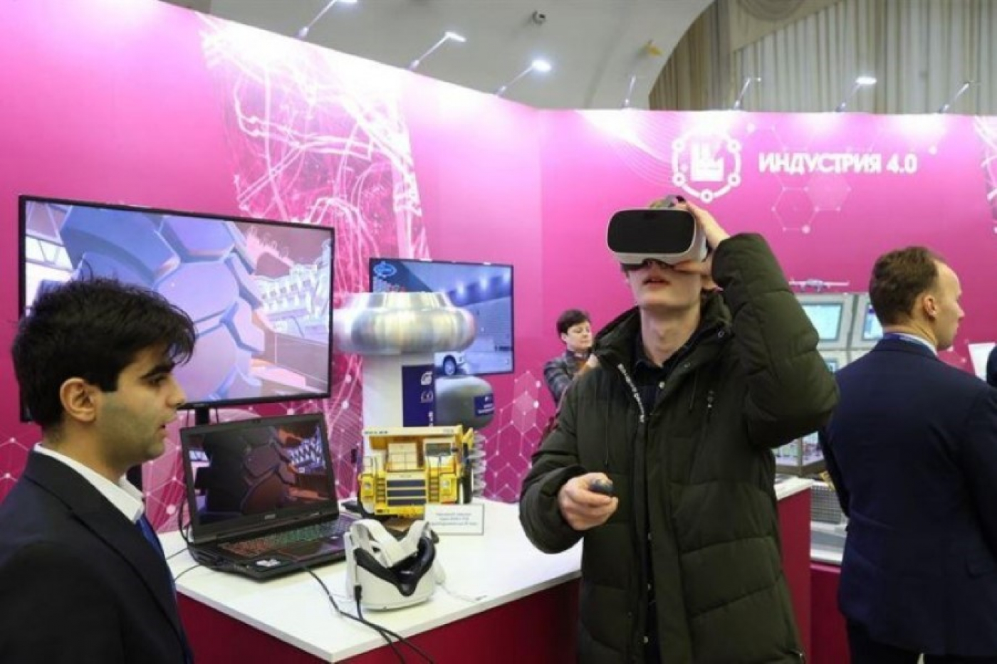 Электрокары, ноутбуки, лекарства от рака. Чем удивила "Беларусь интеллектуальная"