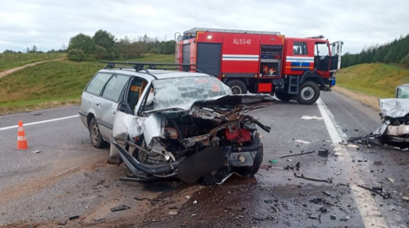 В Витебском районе легковушка выехала на встречку: один человек погиб, двое пострадали