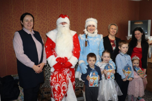 Дедушка Мороз и Снегурочка поздравили детишек с праздником