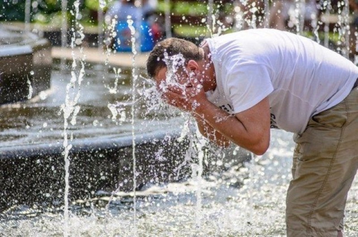 Погода в выходные: оранжевый и красный уровни опасности, кратковременные дожди и до +33 °С