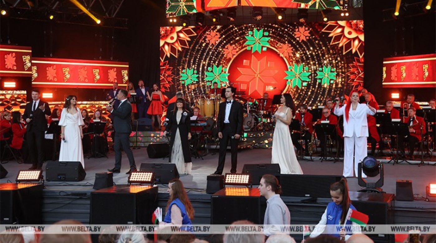 Лукашенко: фестиваль белорусской песни и поэзии способствует сохранению традиций национального искусства