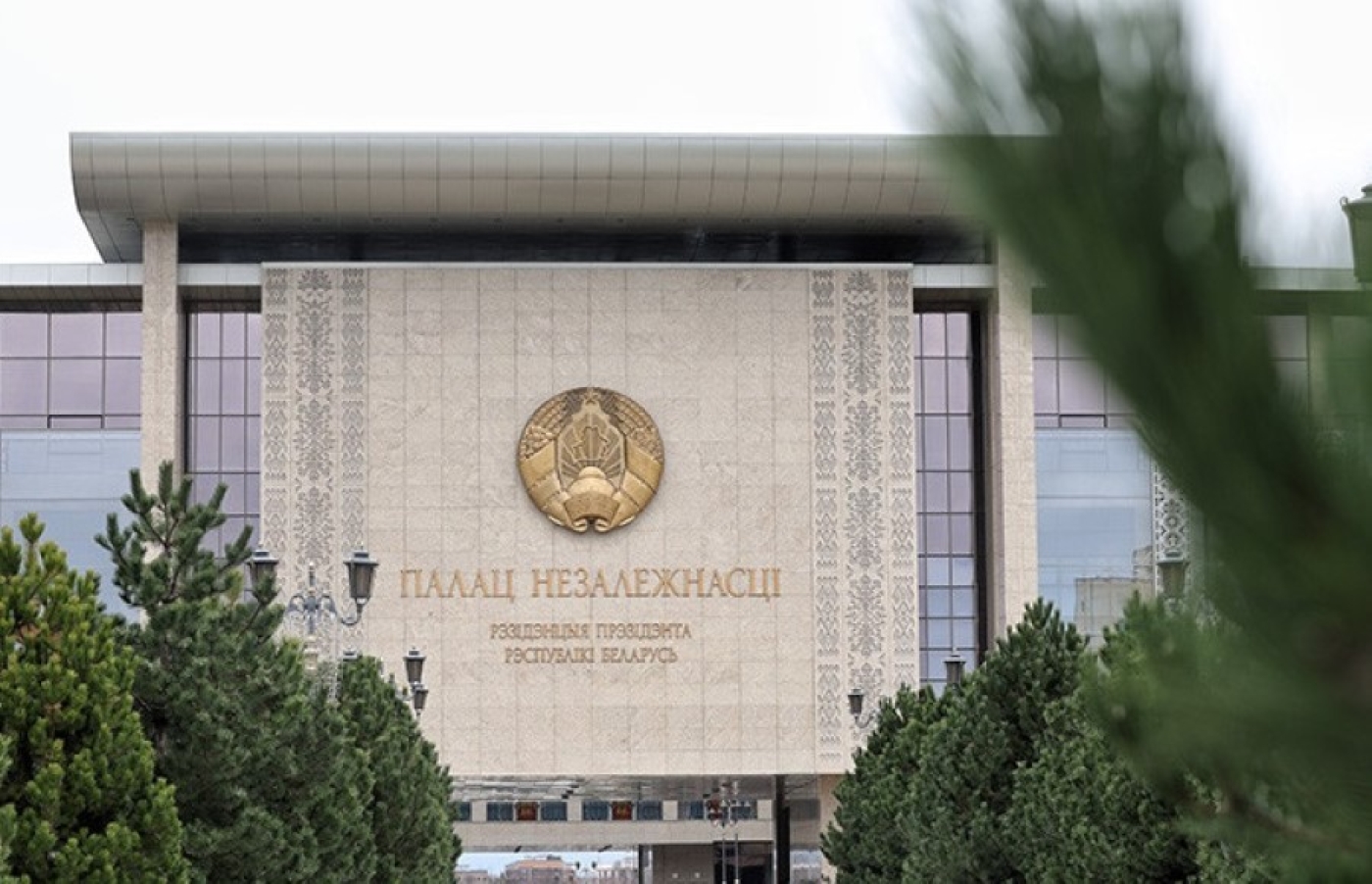 Лукашенко накануне инаугурации рубил дрова и провел хоккейную тренировку