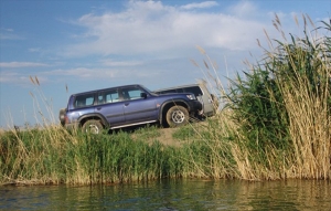 Стоянка автомобиля вблизи водоема по правилам