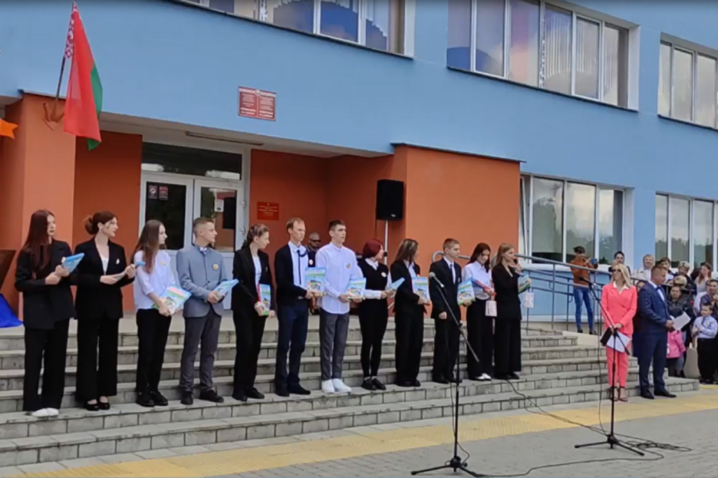 Торжественная линейка в третьей школе