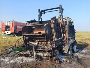 На поле у Калинино сгорел пресс-подборщик