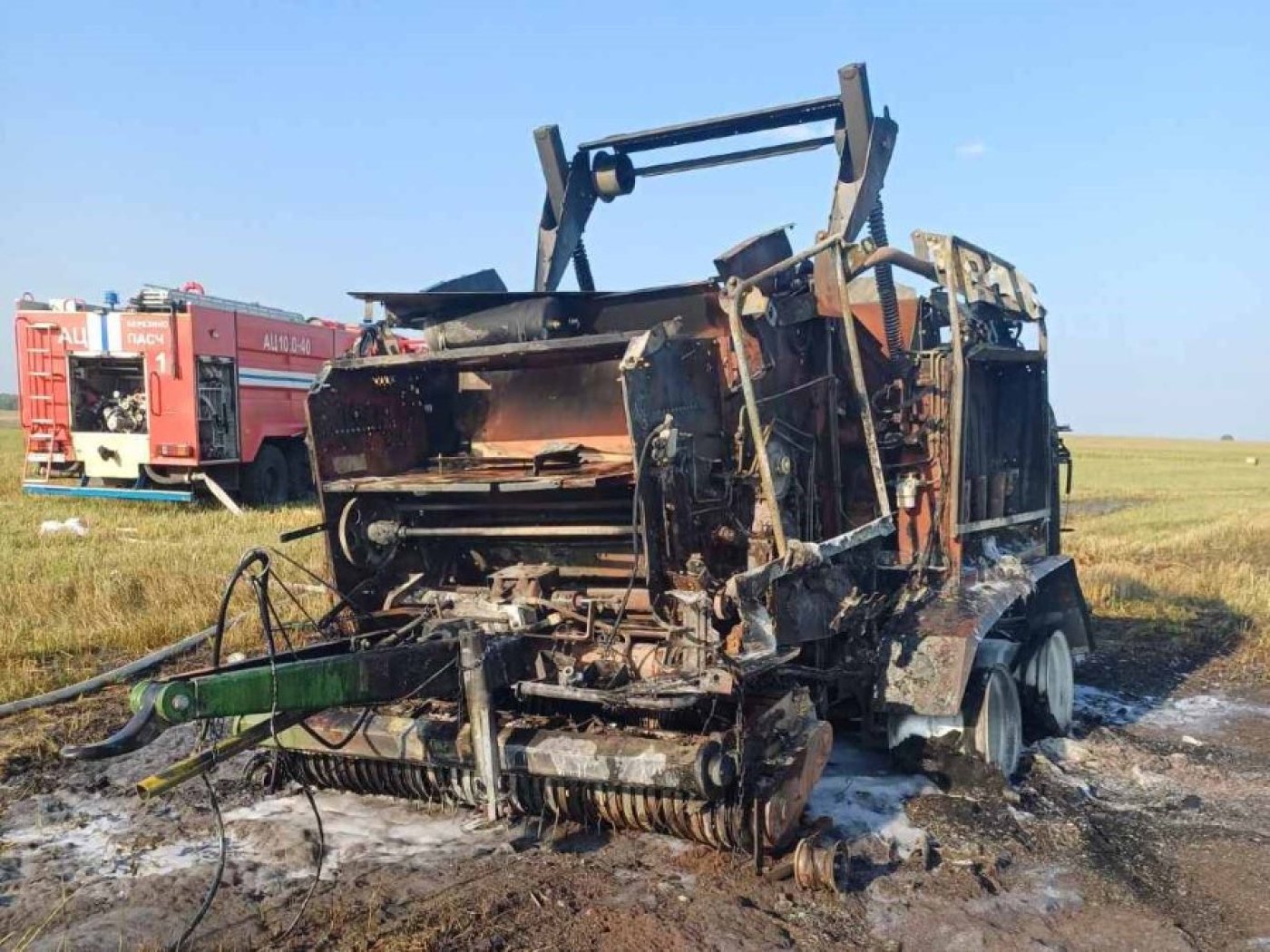 На поле у Калинино сгорел пресс-подборщик