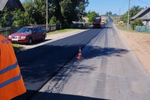 Продолжается асфальтирование дороги в деревне Дмитровичи