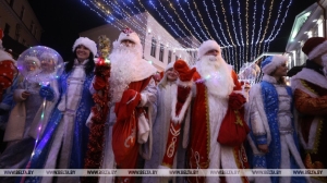 Шествие сказочных героев и праздничная иллюминация. В регионах Беларуси дан старт новогодним праздникам