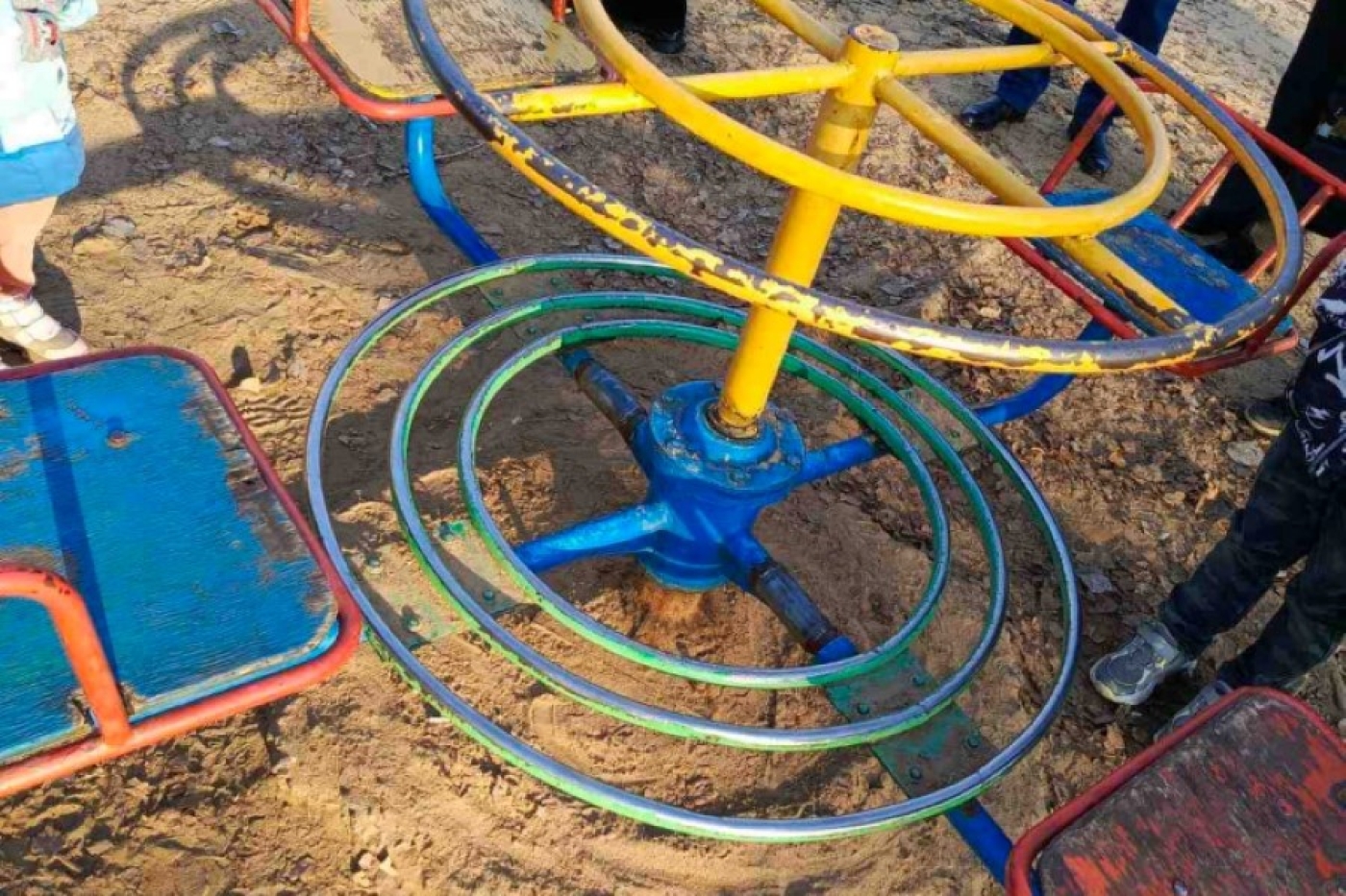 В Осиповичах ребенка зажало в карусели – выручили спасатели