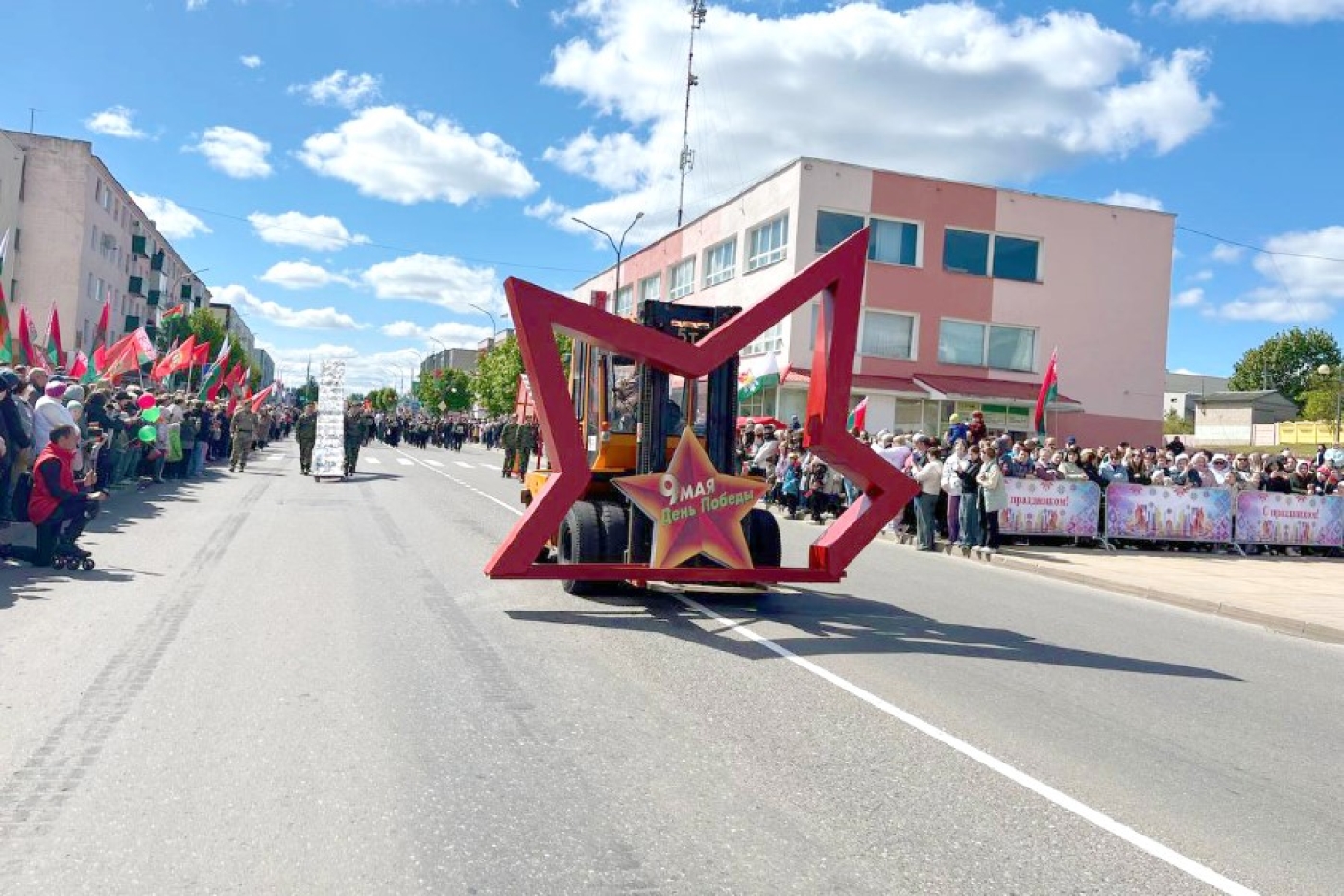 В Березино стартовало торжественное шествие в честь Дня Победы
