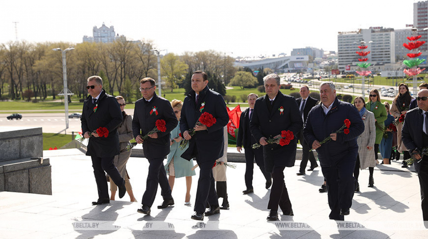 Мининформ и руководители республиканских СМИ возложили цветы к стеле "Минск - город-герой"