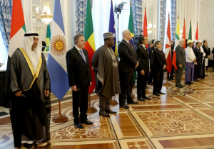 Эксперты — о том, получилось ли Западу изолировать Россию и Беларусь от остального мира