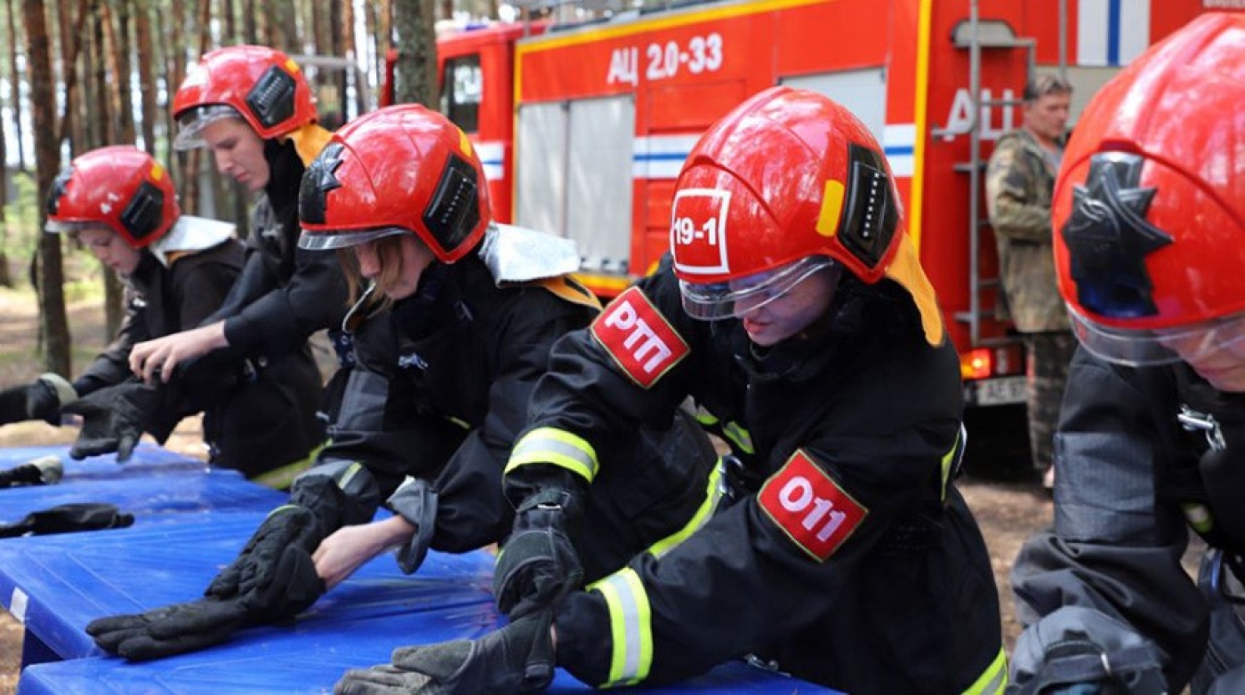 В областном полевом лагере "Юный спасатель" под Вилейкой собрались более 240 ребят Минской области