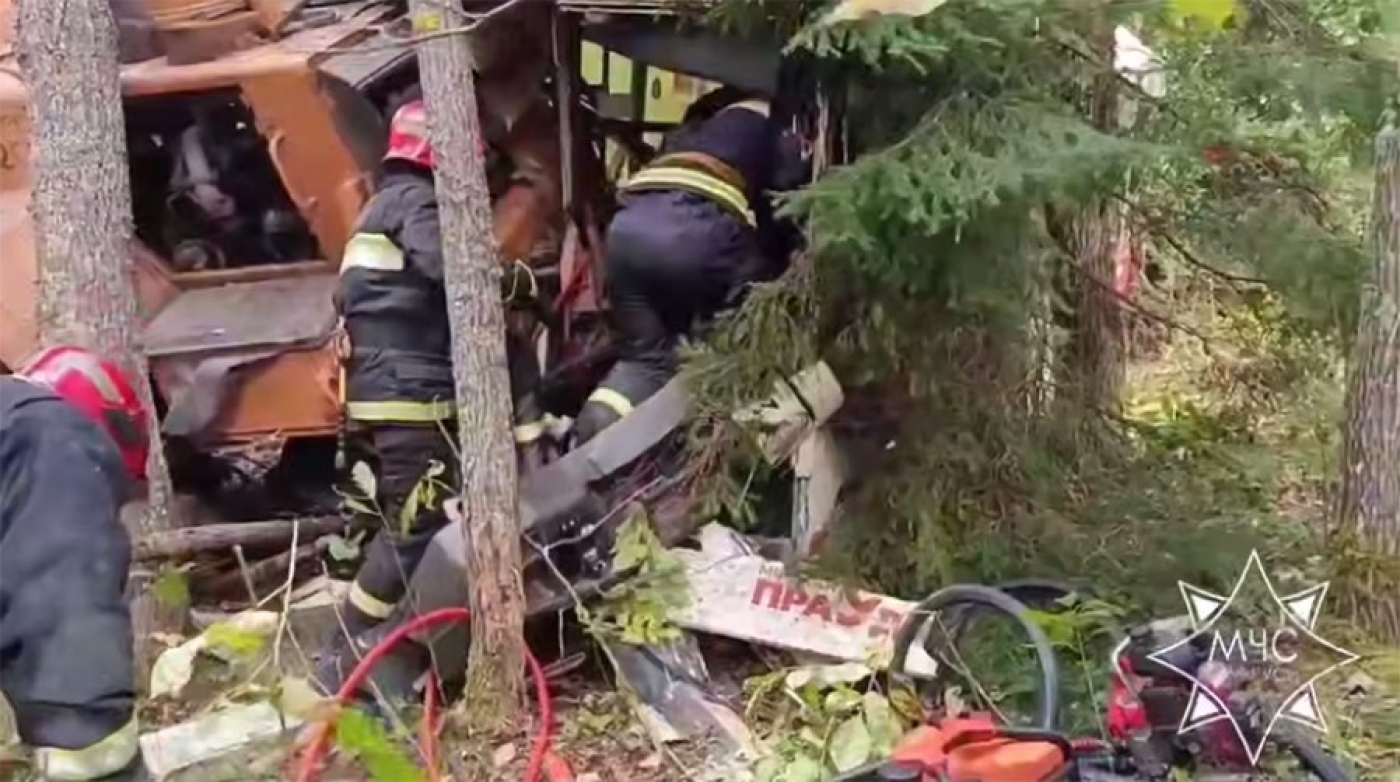 Автобус столкнулся с погрузчиком в Вилейском районе, одного из водителей деблокировали спасатели