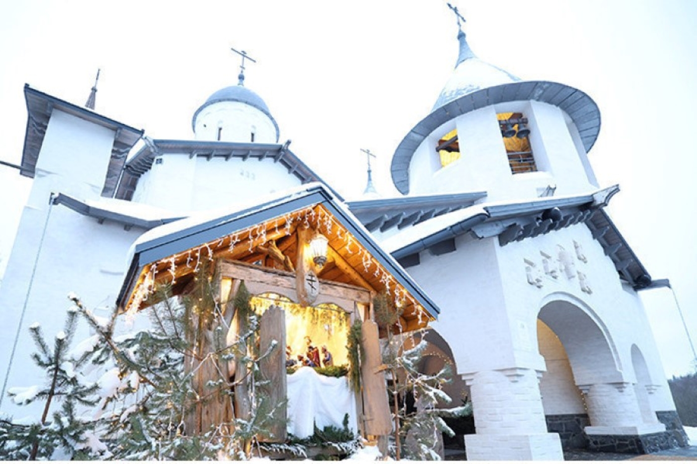 Лукашенко зажег рождественскую свечу в храме в Минском районе