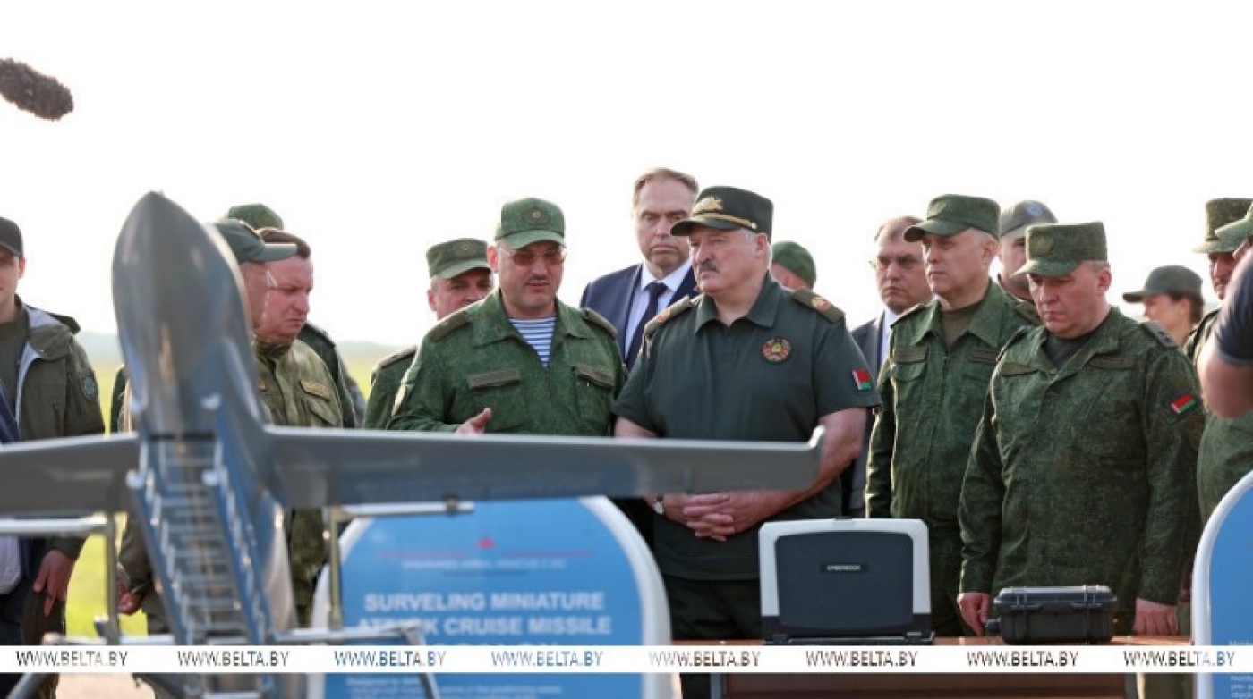 Лукашенко ознакомился с образцами беспилотников, состоящими на вооружении в белорусской армии