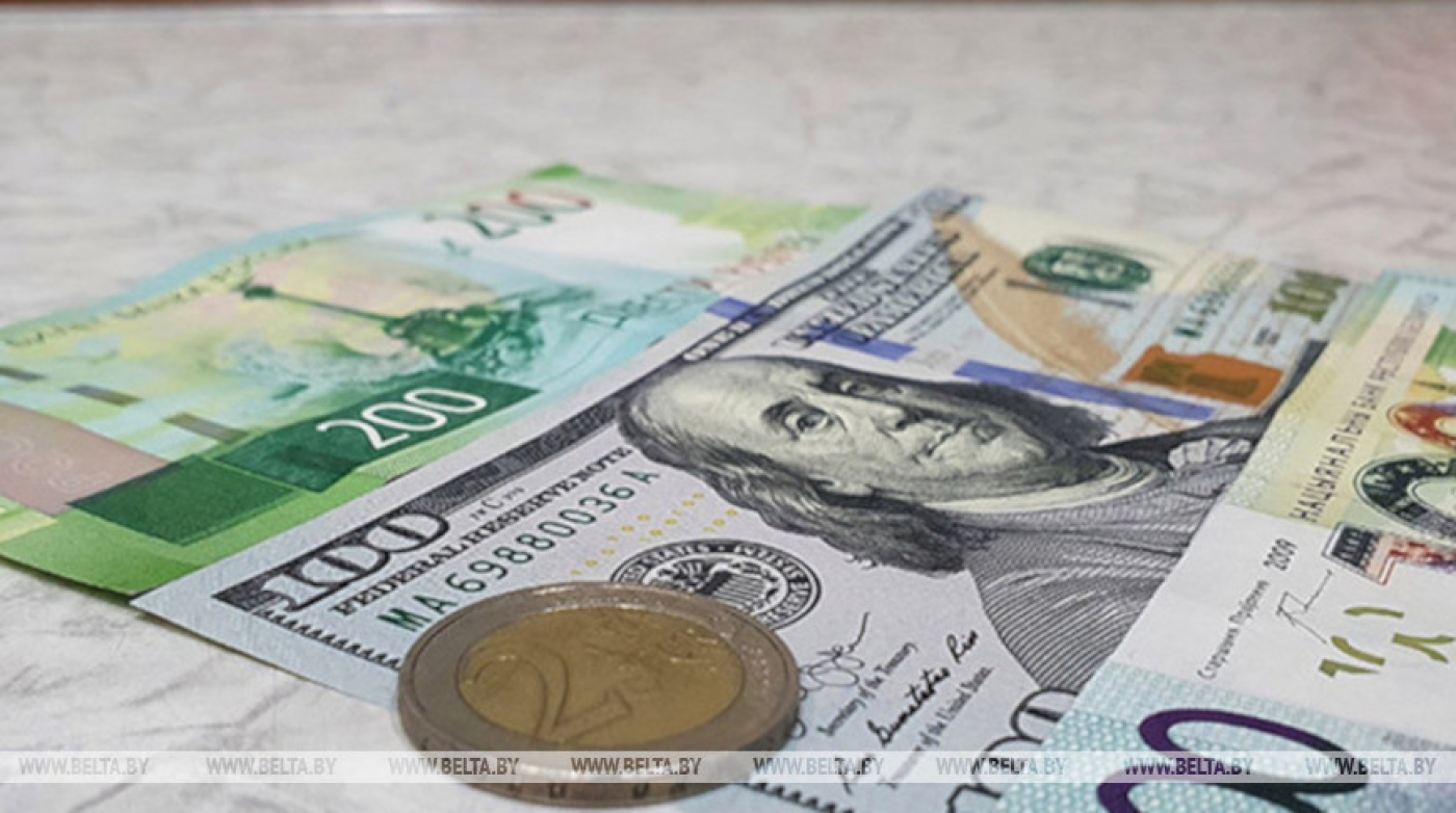 Доллар и юань подешевели, российский рубль подорожал на торгах 28 марта