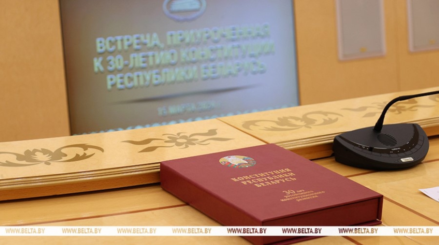 "В стране – бардак". Лукашенко напомнил, в каких условиях писалась Конституция 1994 года