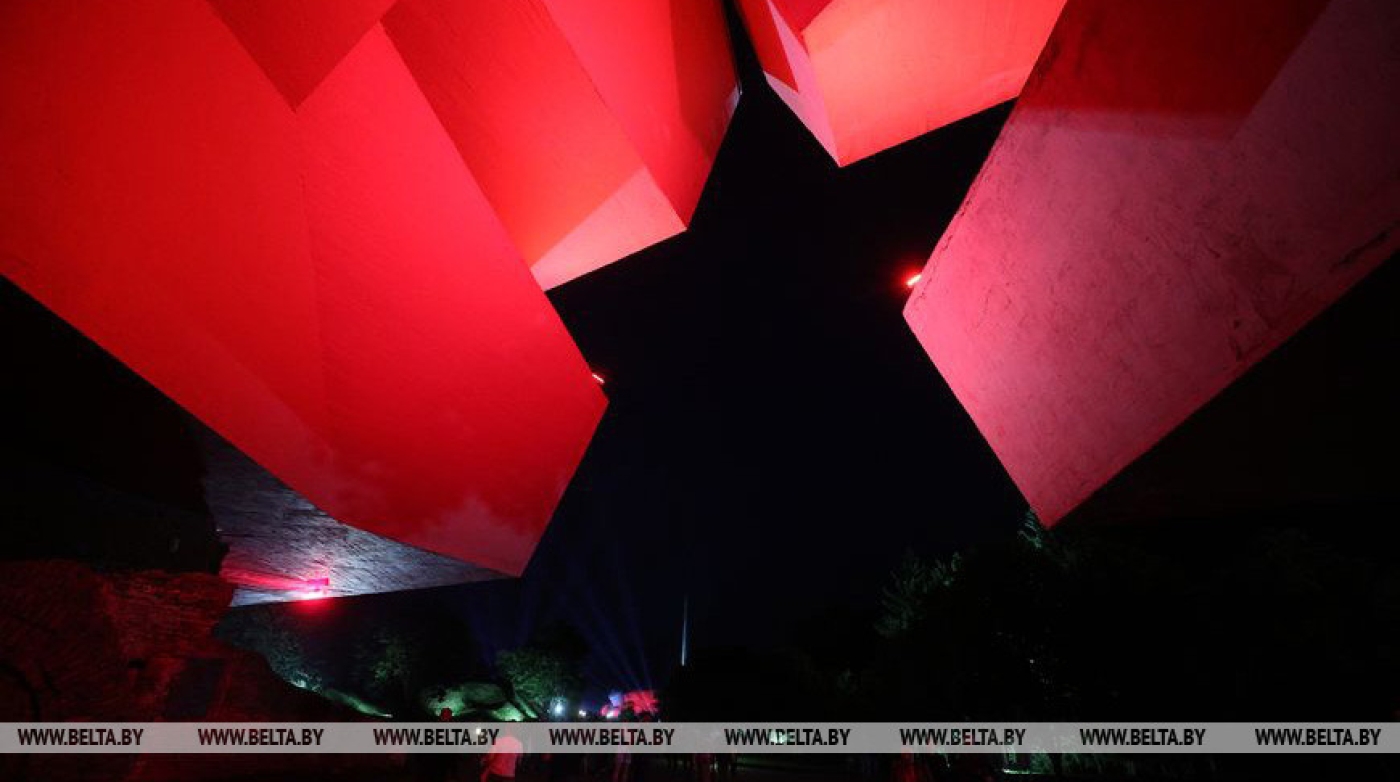 "Это столп Победы". Участники мотопробега к 80-летию освобождения Беларуси прибыли в Брестскую крепость