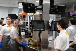 В Беларуси запустили в производство новую корпоративную форму для персонала "Мак.бай"