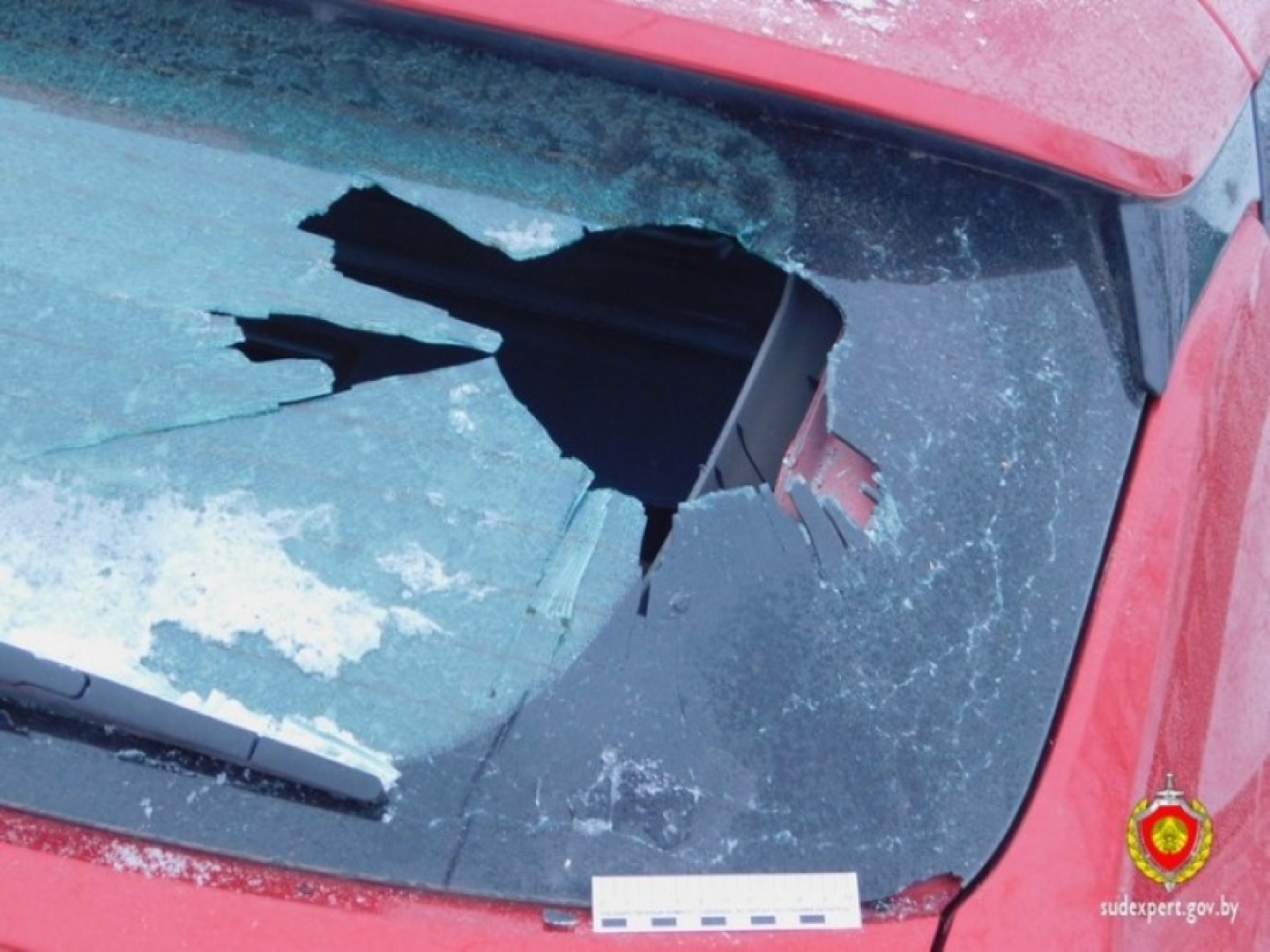 Мужчина молотком разбил стекла чужого авто. Хулигана нашли по следу обуви