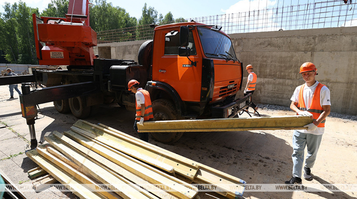 "Святое место для многих поколений белорусов". Как студенты трудятся на Всебелорусской стройке в Хатыни