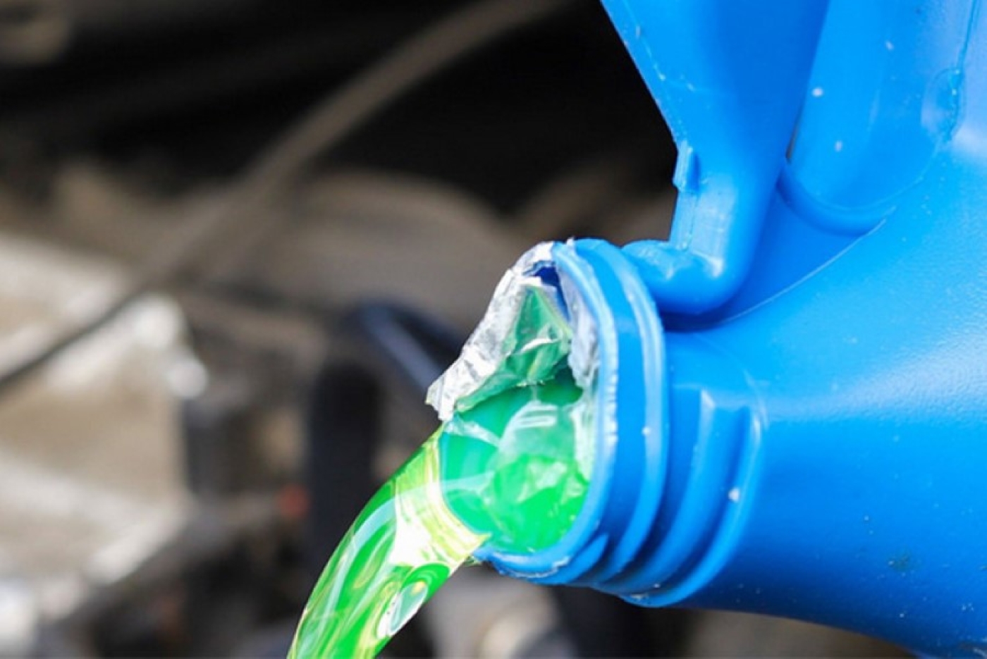 Смотреть на цену и производителя. Что еще нужно учитывать при выборе незамерзайки