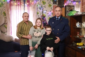 Прокурор Березинского района посетил семью Авчинниковых