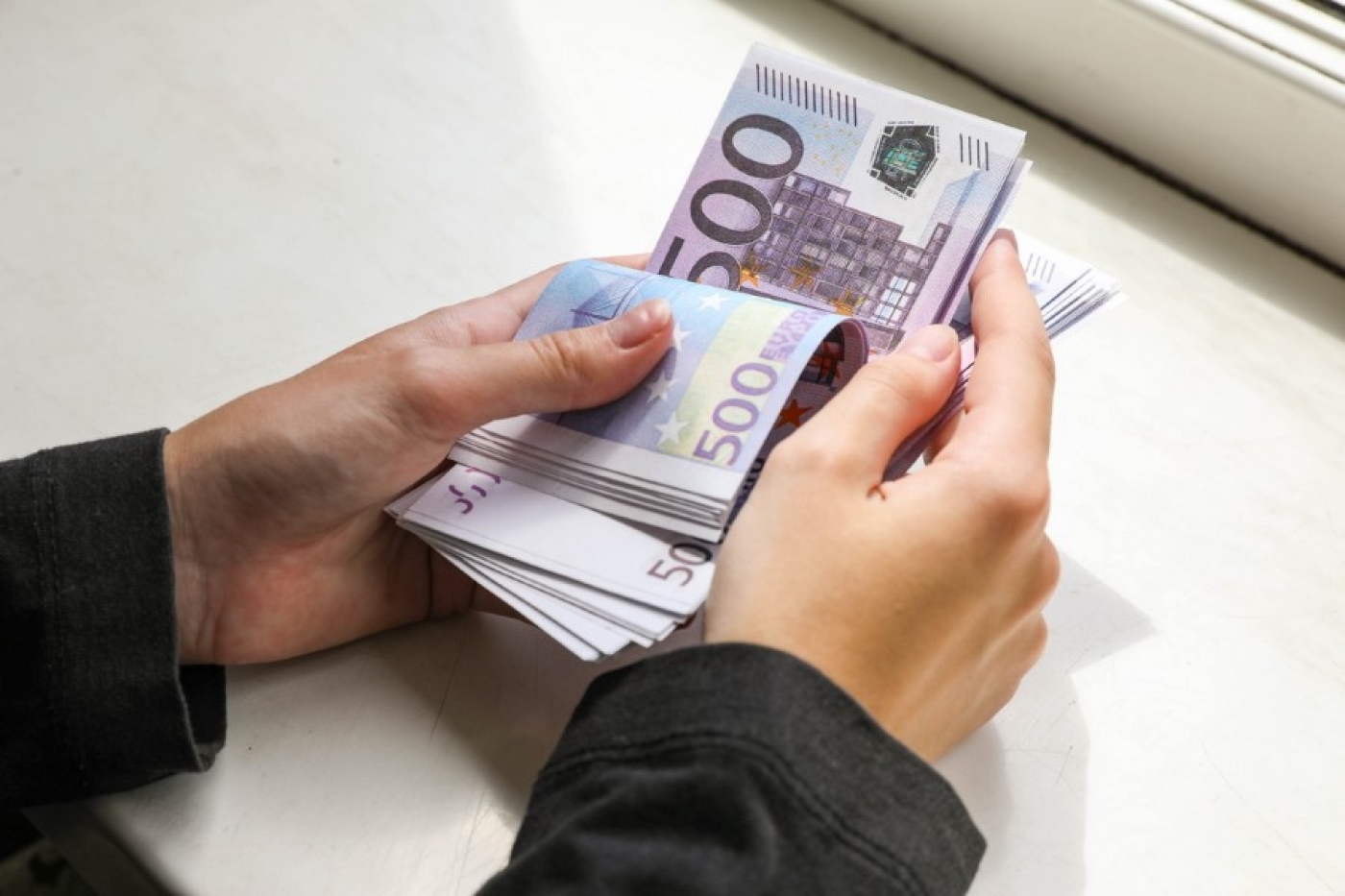 В Минске 20-летний курьер аферистов забрал у пенсионеров свыше Br200 тыс.