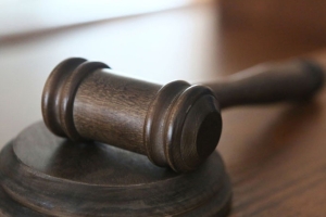 Суд Волковысского района вынес приговор мужчине за избиение престарелой матери