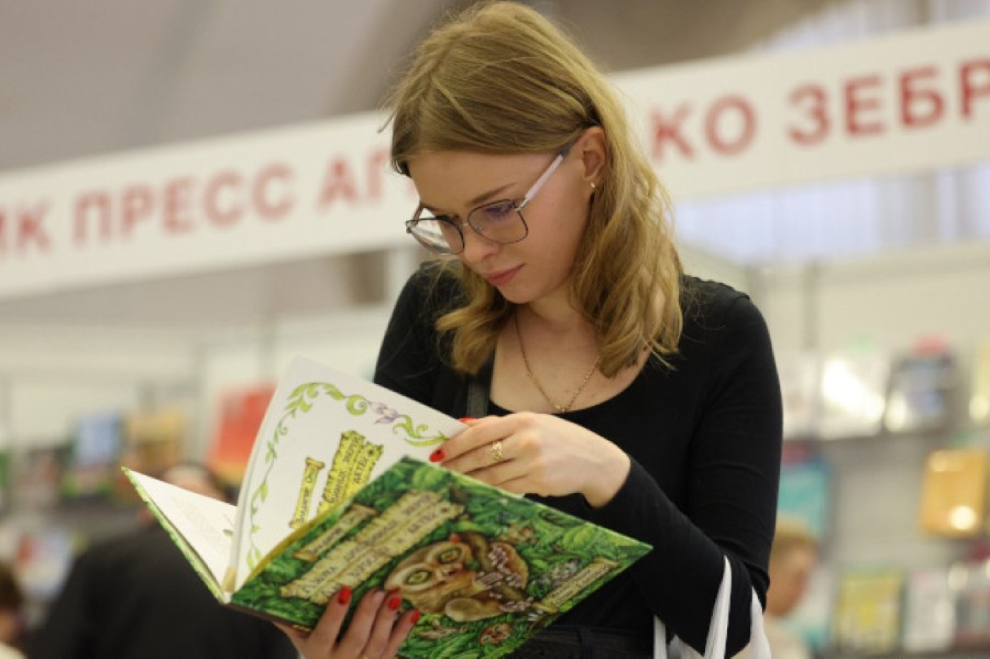 Собственный вкус и советы блогеров. Как белорусы выбирают книги, рассказал социолог