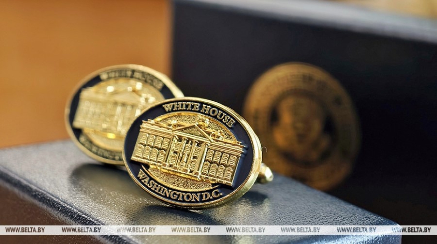 Трамп передал в подарок Лукашенко запонки с изображением Белого дома