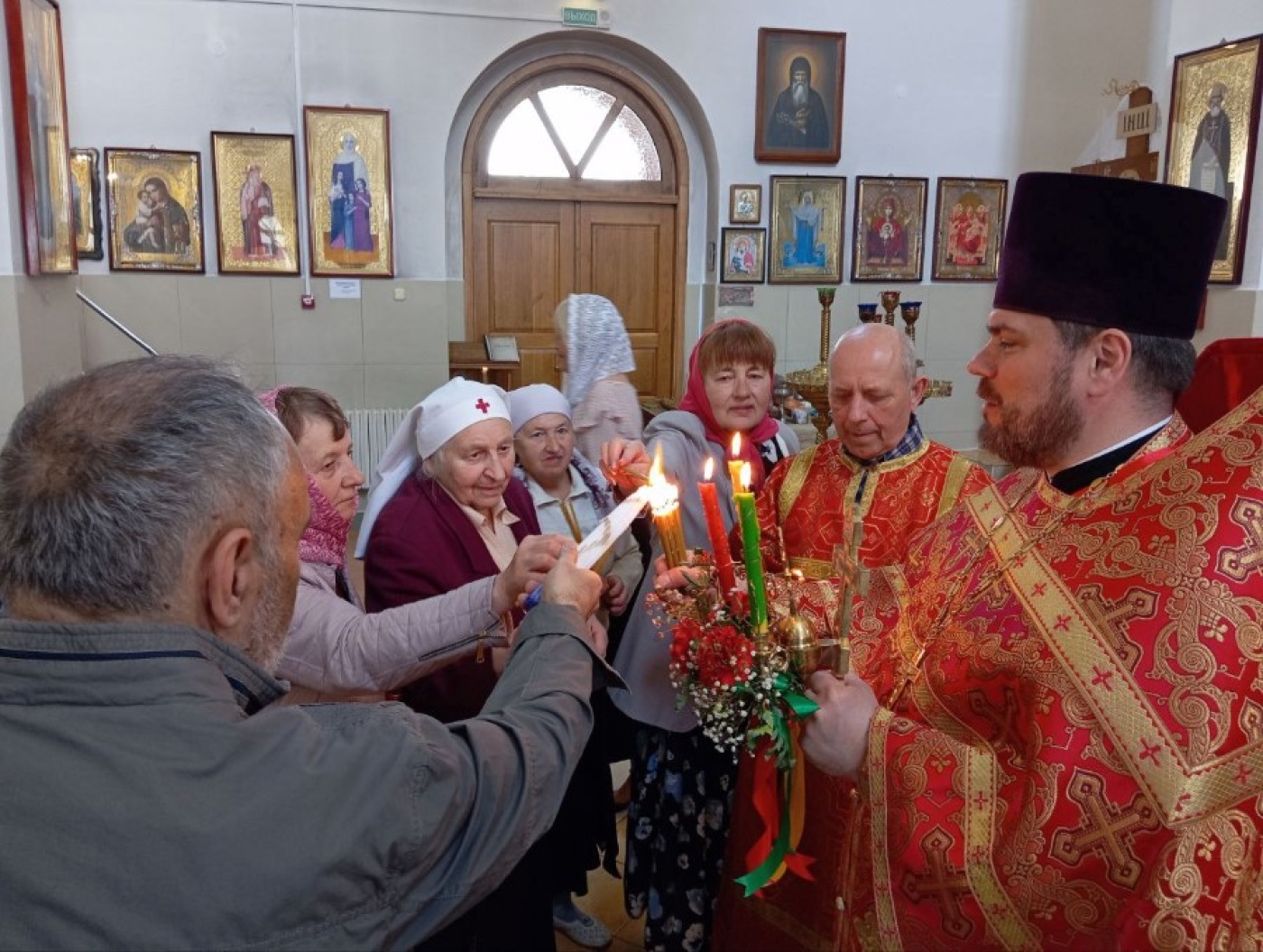 В Никольский храм прибыл благодатный огонь из Иерусалима