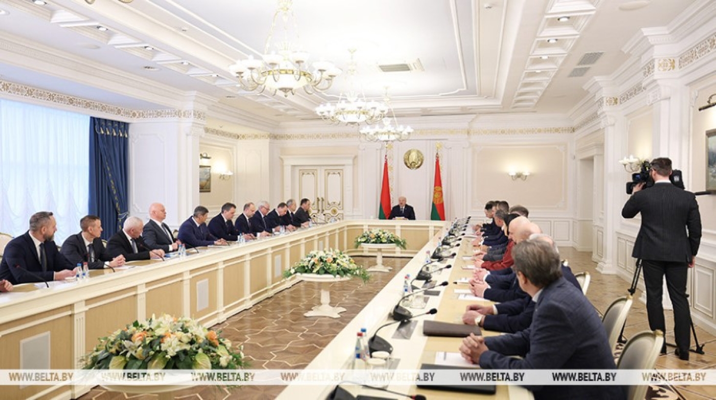 Лукашенко пообещал "жестокую поддержку" частному бизнесу, но только если он прозрачный, как стекло