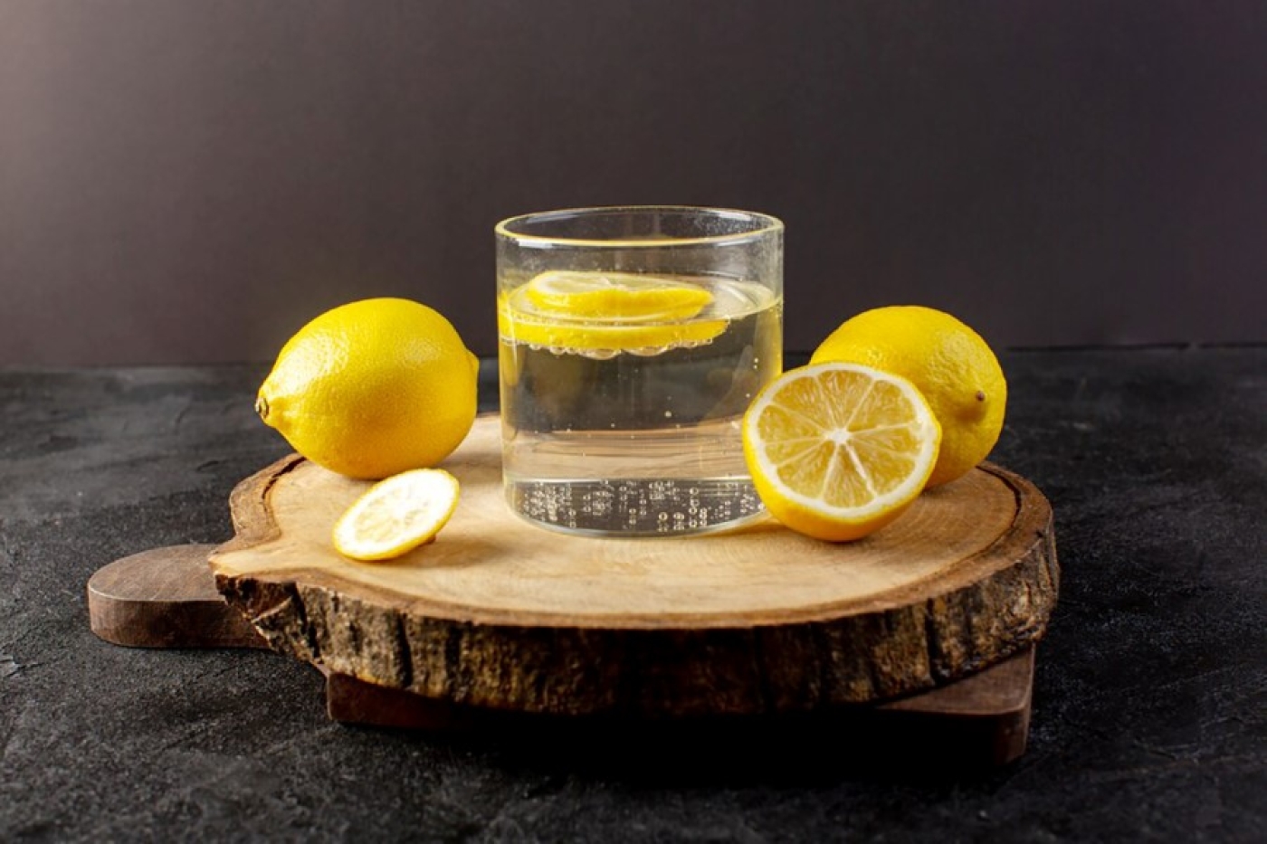 Действительно ли полезна вода с лимоном? Отвечает нутрициолог