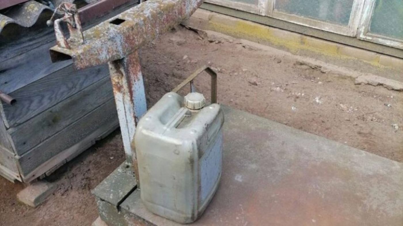 В Борисовском районе водитель агропредприятия похищал топливо и хранил в сарае