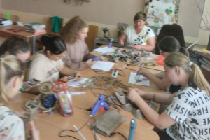 Сувенирные "лапти" и поздравительные открытки для пожилых людей изготовили дети