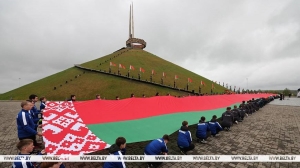«Грандиозно и торжествено!». На Кургане Славы пронесли 100-метровое полотнище государственного флага 