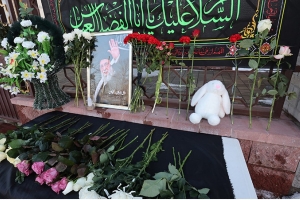 Цветы и детские игрушки несут к посольству Ирана в Минске