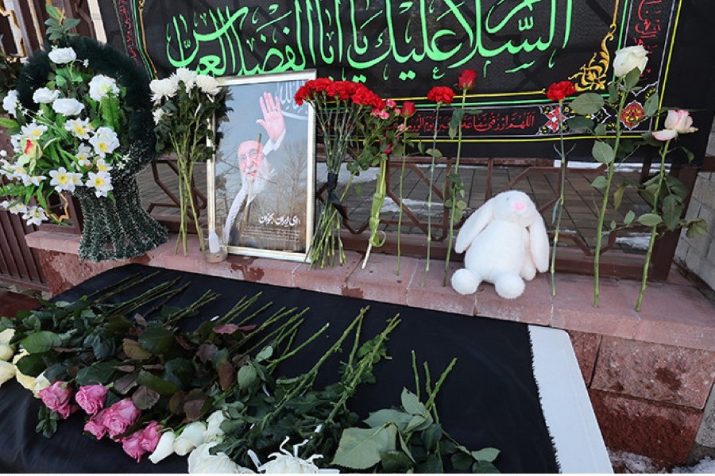 Цветы и детские игрушки несут к посольству Ирана в Минске