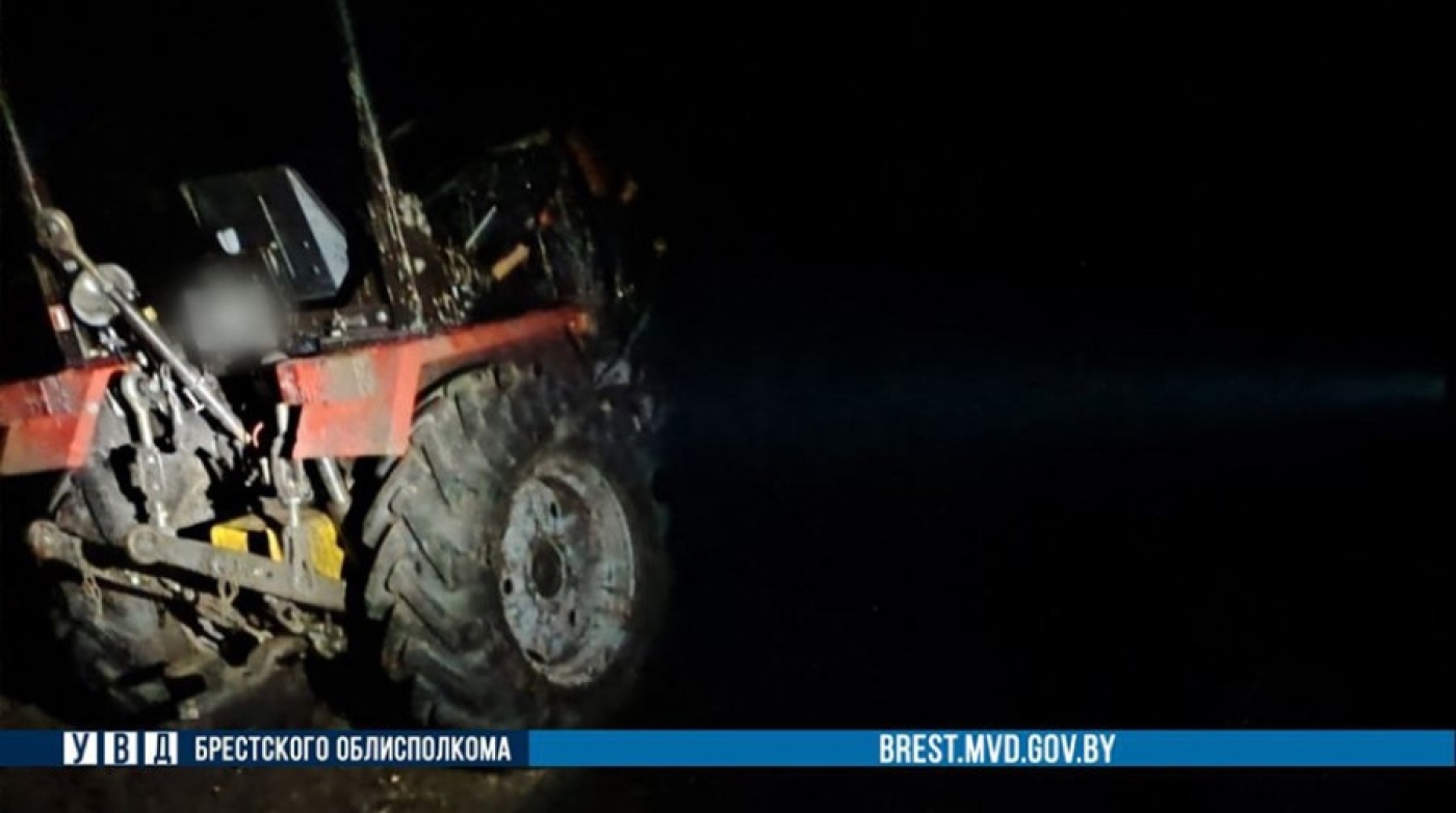 В Пинском районе в результате опрокидывания трактора погиб водитель