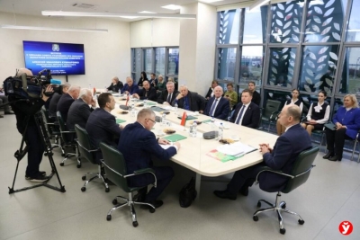 «Фантастика!»: Кушнаренко и старейшины Минщины впечатлились биотехнологиями в Пуховичском районе