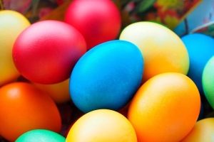 Никаких покупных красителей: окунаем яйца на Пасху в эту экосмесь