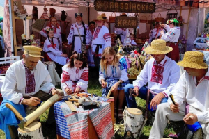 Александрия собрала друзей