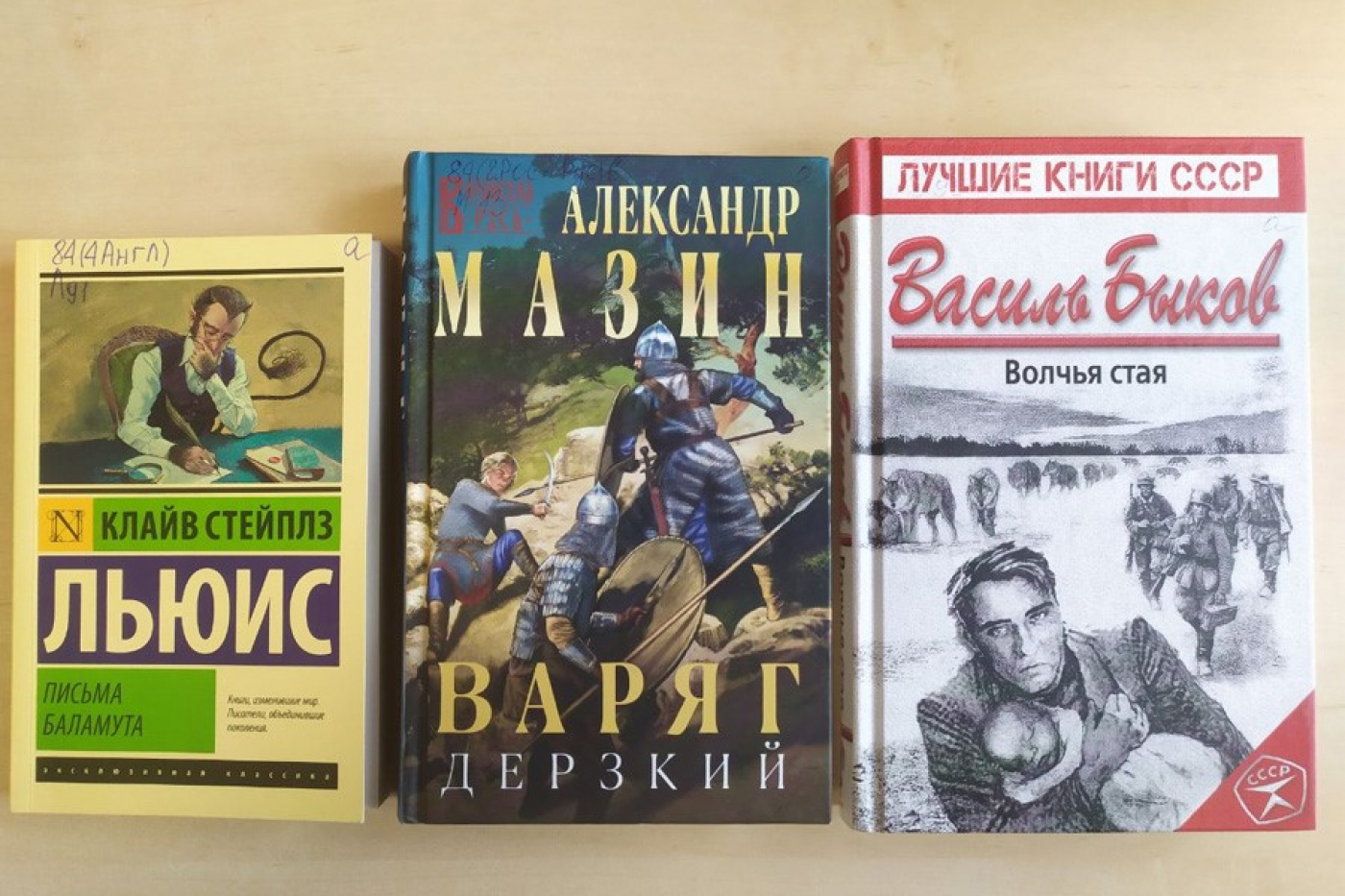 На бібліятэчных паліцах