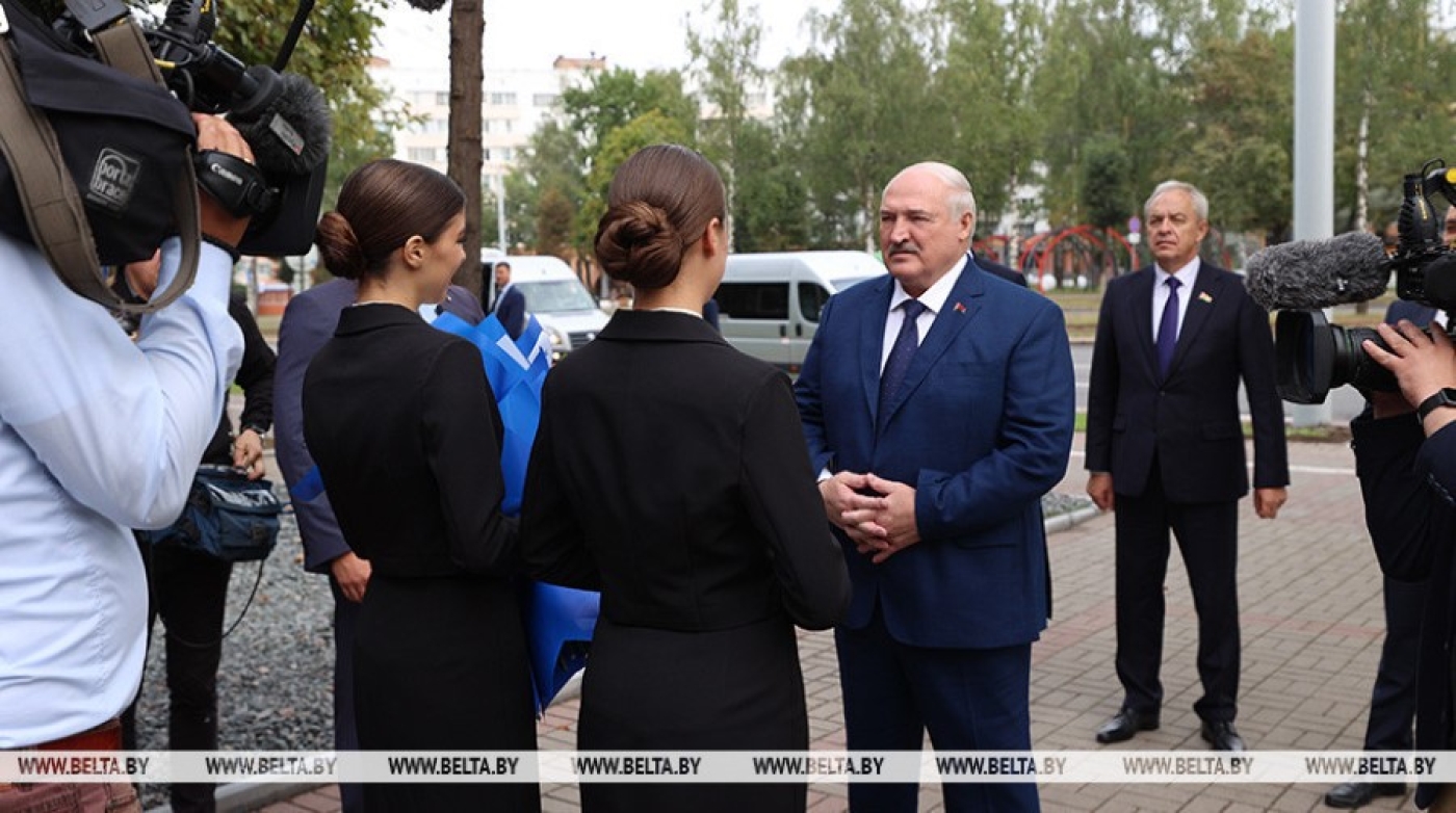 "Поколение, которое продолжит исторический путь". Зачем Лукашенко встретился со студентами Витебщины