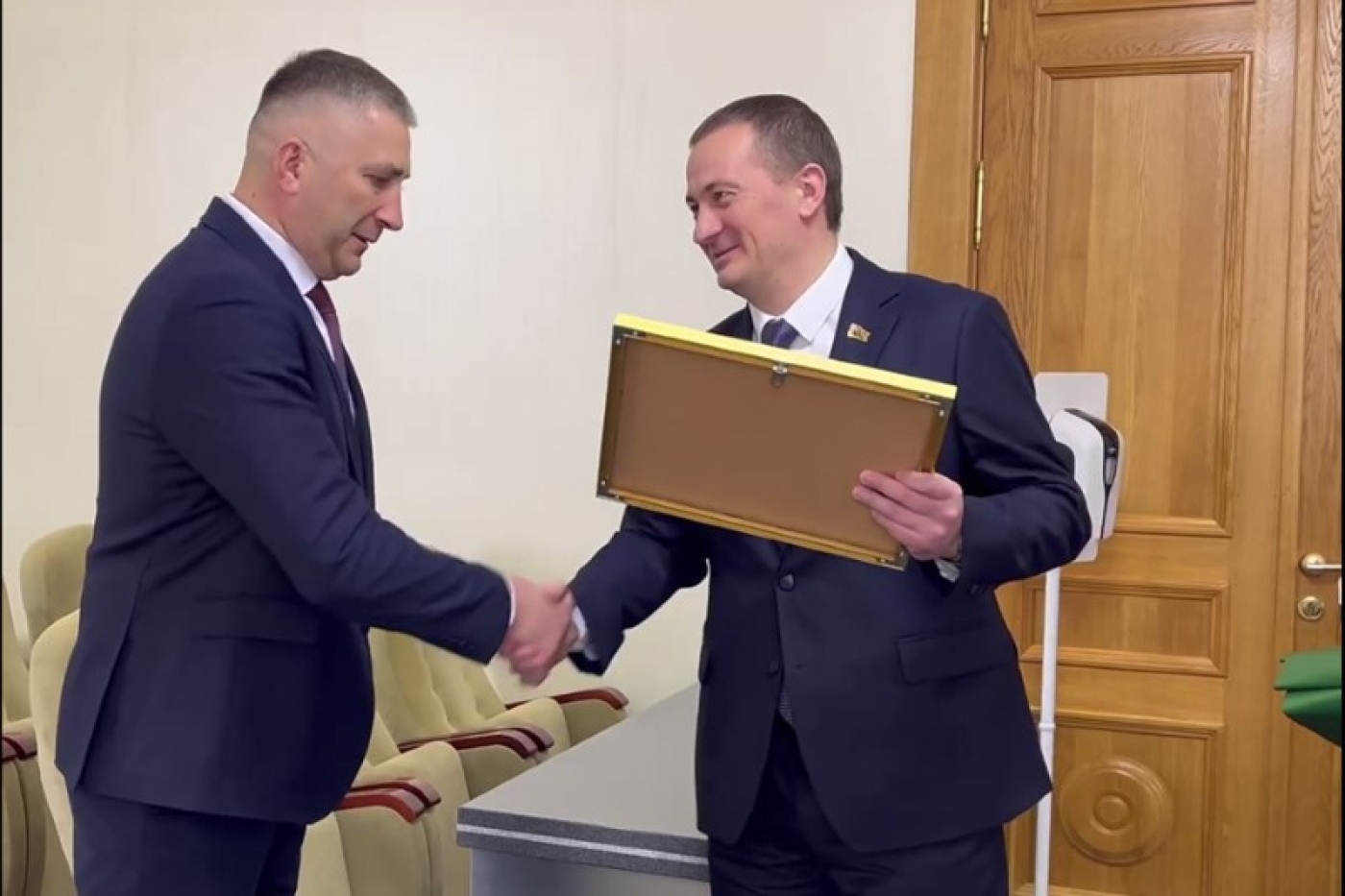 Александр Турчин вручил Почетную грамоту Минского облисполкома Виталию Козлову