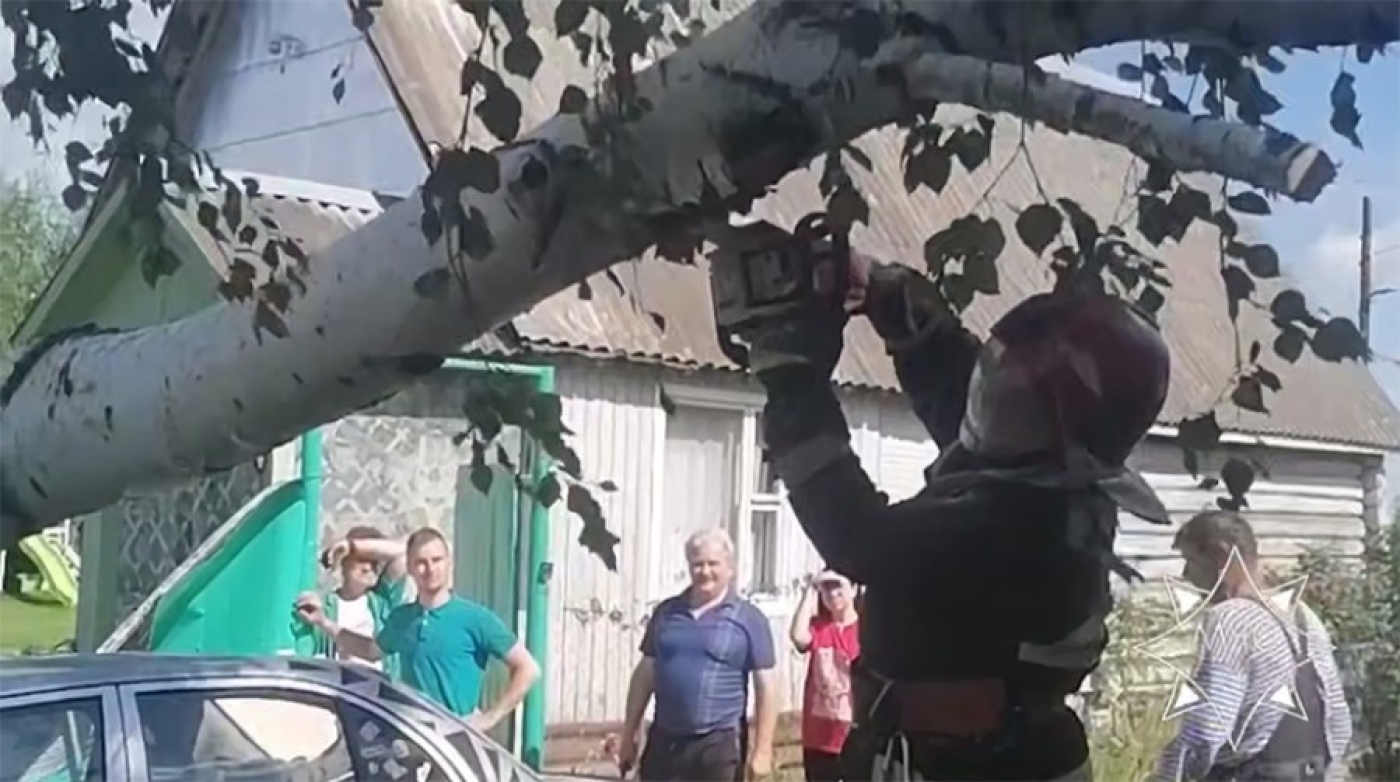 Спасатели продолжают ликвидировать последствия непогоды по всей стране