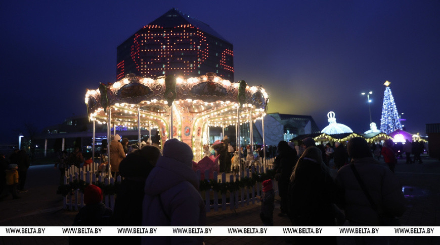 ФОТОФАКТ: Зимняя ярмарка разместилась возле Национальной библиотеки