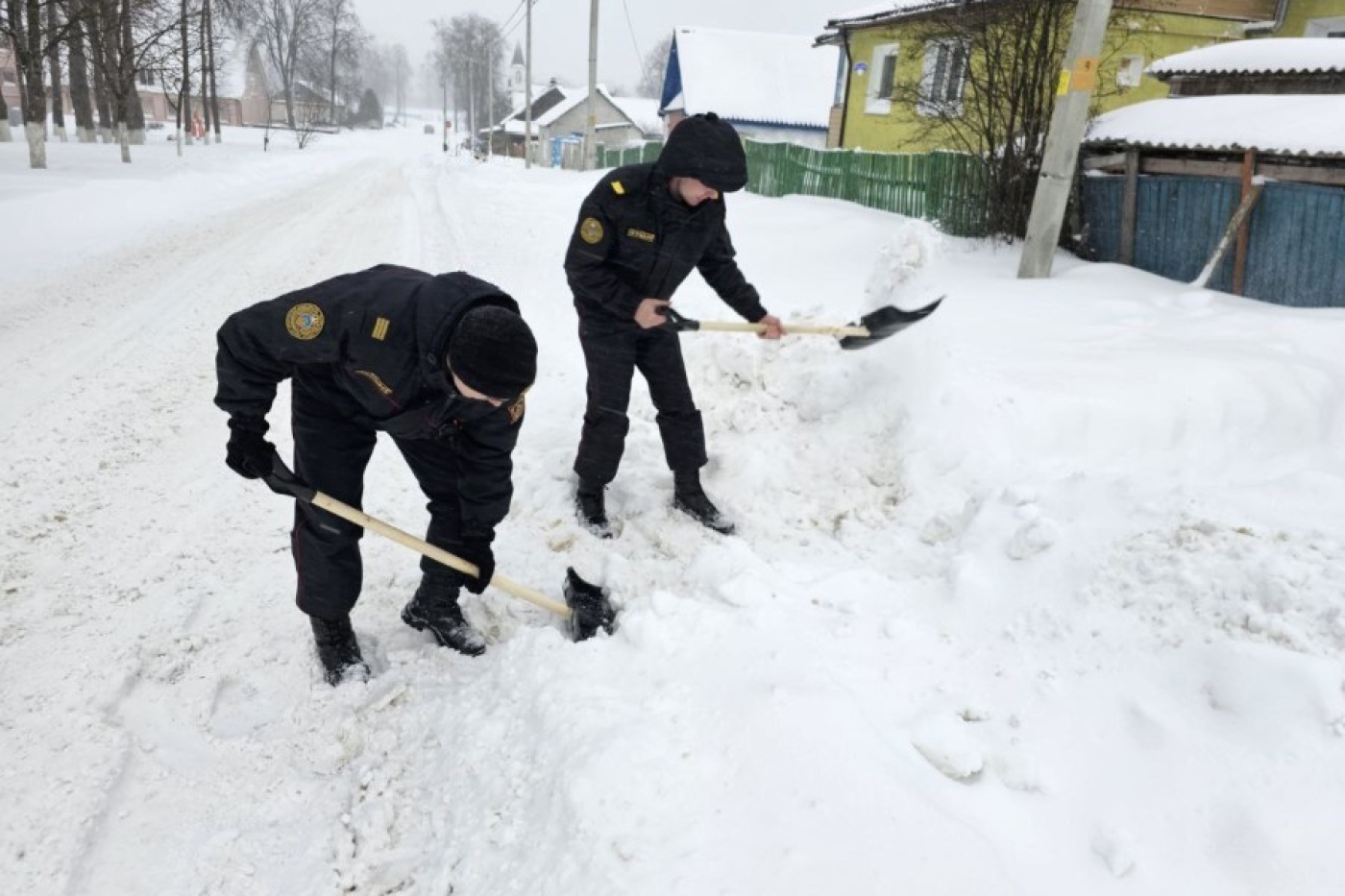 Работники Департамента охраны также подключились в борьбу со снежной стихией.